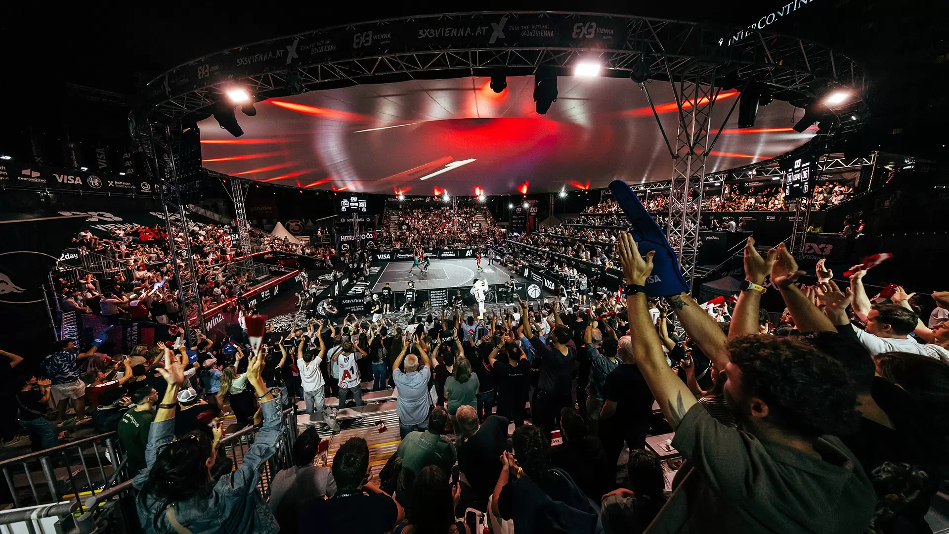 Volle Halle der 3x3 World Tour Vienna mit Fans auf den Tribünen Volle Halle der 3x3 World Tour Vienna mit Fans auf den Tribünen