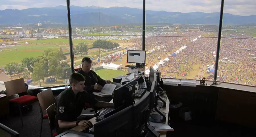 Blick aus dem Kommentatorenturm auf hunderttausende Besucher der Airpower in Zeltweg Blick aus dem Kommentatorenturm auf hunderttausende Besucher der Airpower in Zeltweg