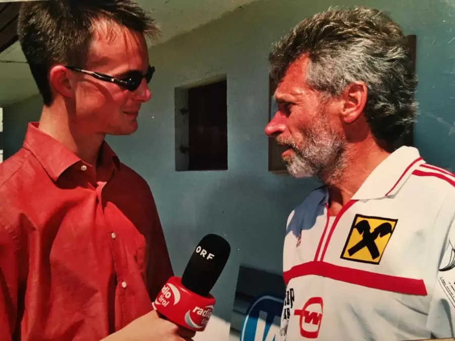 Archivfoto: Der junge ORF-Reporter Florian Rudig mit Sonnenbrille interviewt Paul Breitner mit ORF-Mikrofon Archivfoto: Der junge ORF-Reporter Florian Rudig mit Sonnenbrille interviewt Paul Breitner mit ORF-Mikrofon