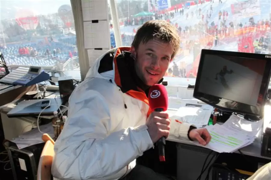 Florian Rudig mit Mikrofon in der Moderationskabine beim Hahnenkammrennen in Kitzbühel Florian Rudig mit Mikrofon in der Moderationskabine beim Hahnenkammrennen in Kitzbühel