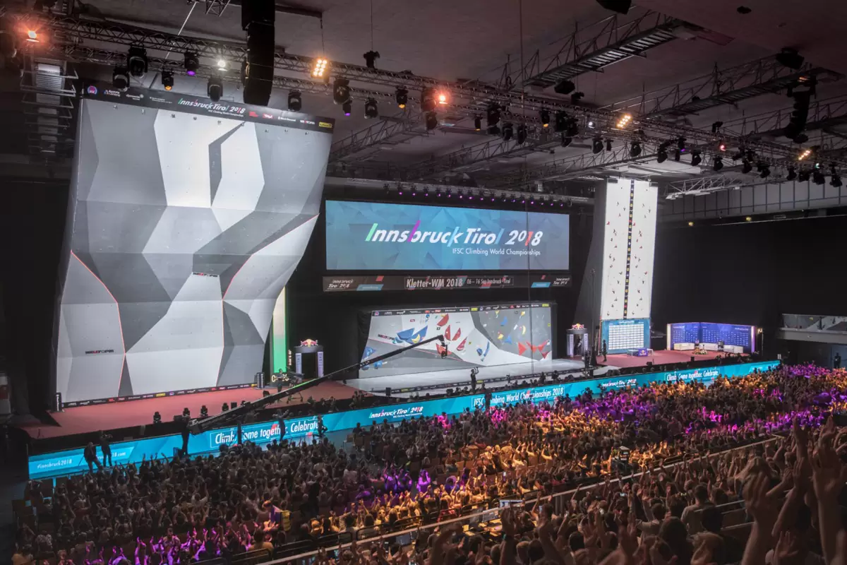 Ausverkaufte Olympiahalle Innsbruck bei der Kletter-Weltmeisterschaft 2018, vorne die große Wettkampfwand Ausverkaufte Olympiahalle Innsbruck bei der Kletter-Weltmeisterschaft 2018, vorne die große Wettkampfwand