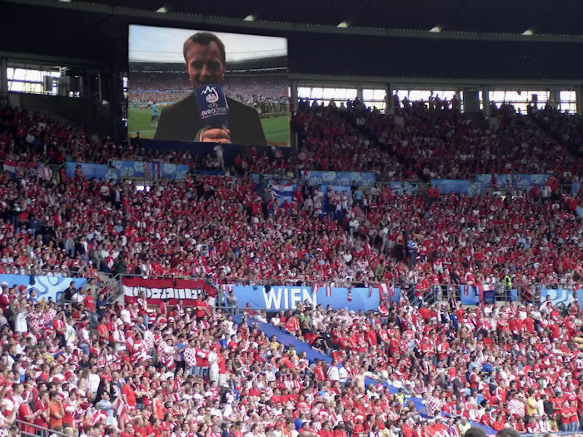 Volles Fußballstadion bei der UEFA EURO 2008, Florian Rudig ist groß auf der Videowand zu sehen Volles Fußballstadion bei der UEFA EURO 2008, Florian Rudig ist groß auf der Videowand zu sehen