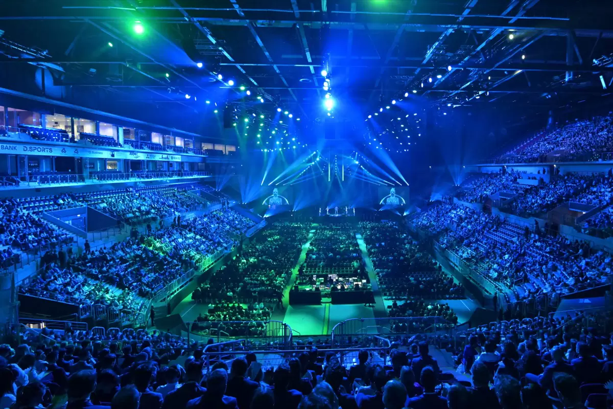 Riesige Halle im PSD Dome Düsseldorf in blauem und grünem Licht, tausende Gäste vor der Bühne Riesige Halle im PSD Dome Düsseldorf in blauem und grünem Licht, tausende Gäste vor der Bühne