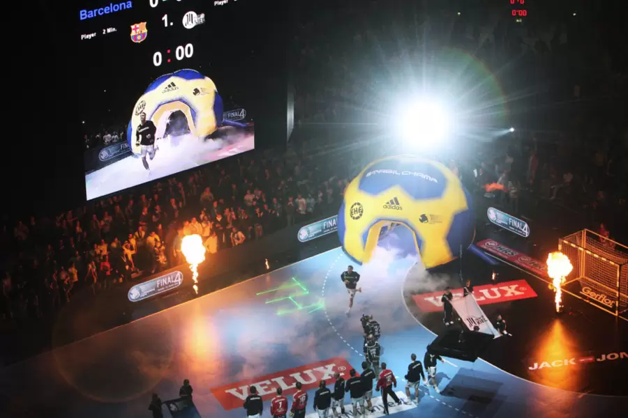 Einlauf mit Pyrotechnik und großem Handball-Ballon beim EHF Final Four in der Kölner Lanxess Arena Einlauf mit Pyrotechnik und großem Handball-Ballon beim EHF Final Four in der Kölner Lanxess Arena
