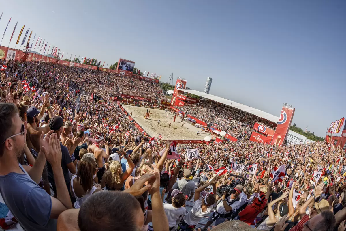 Ekstatische Fans im ausverkauften Beachvolleyball-Stadion auf der Wiener Donauinsel bei der WM 2017 Ekstatische Fans im ausverkauften Beachvolleyball-Stadion auf der Wiener Donauinsel bei der WM 2017