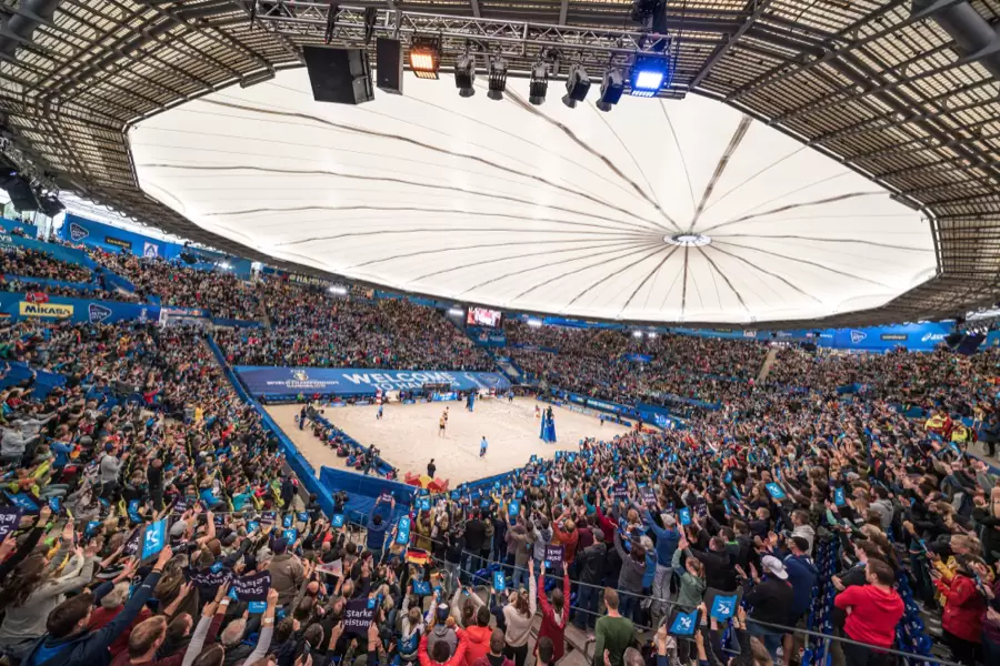 Ausverkauftes Beachvolleyball-Stadion am Hamburger Rothenbaum, das ganze Publikum steht Ausverkauftes Beachvolleyball-Stadion am Hamburger Rothenbaum, das ganze Publikum steht