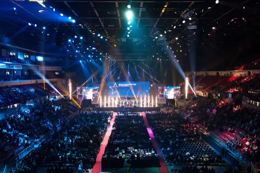 Blau beleuchtete Arena im PSD Dome Düsseldorf mit großer Bühne und Lichtstrahlen über tausenden Gästen Blau beleuchtete Arena im PSD Dome Düsseldorf mit großer Bühne und Lichtstrahlen über tausenden Gästen