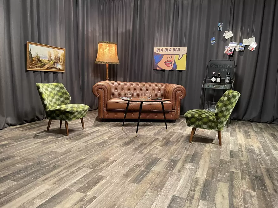Studio des Videopodcasts Hinterzimmer mit Chesterfield-Sofa, grünen Sesseln und Kameras Studio des Videopodcasts Hinterzimmer mit Chesterfield-Sofa, grünen Sesseln und Kameras