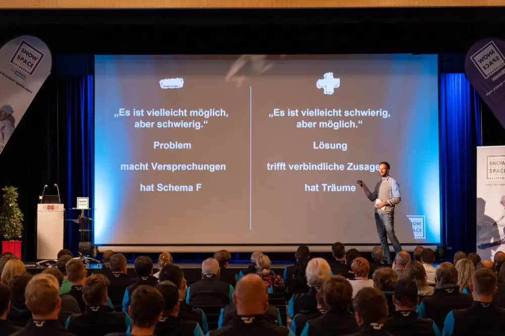 Florian Rudig hält die Keynote Das Handwerk zum Mundwerk vor Publikum