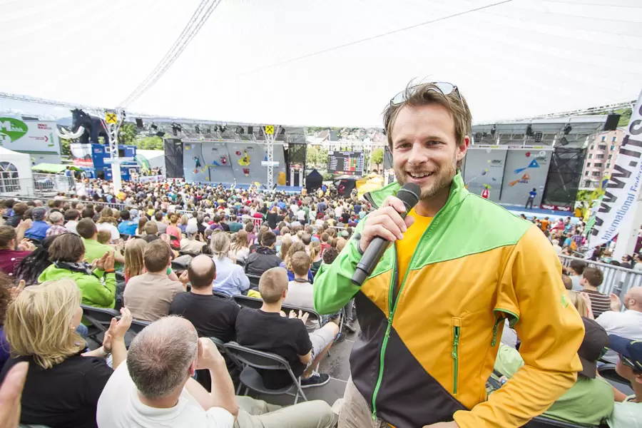 Florian Rudig moderiert die Kletter-Europameisterschaft am Marktplatz Innsbruck vor vielen Zuschauern Florian Rudig moderiert die Kletter-Europameisterschaft am Marktplatz Innsbruck vor vielen Zuschauern
