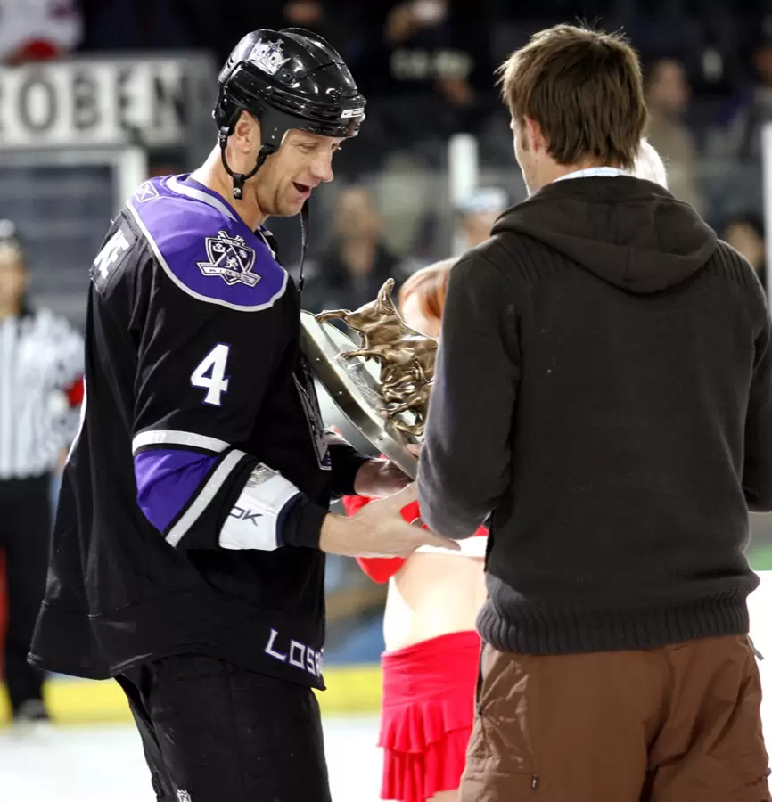 Florian Rudig bei der Pokalübergabe an einen Spieler der L.A. Kings auf dem Eis in Salzburg Florian Rudig bei der Pokalübergabe an einen Spieler der L.A. Kings auf dem Eis in Salzburg