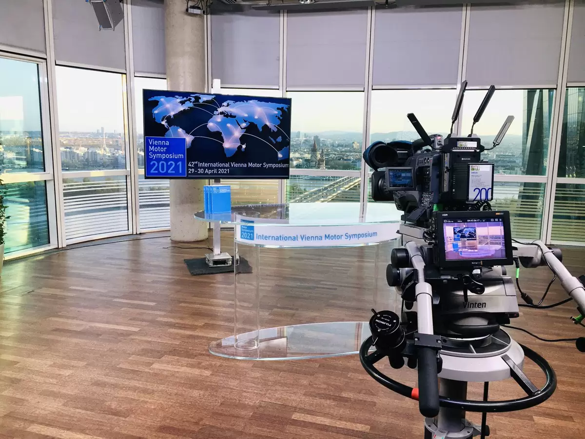 Livestream-Studio beim Internationalen Motorensymposium mit Studiokamera, Moderationspult und Blick über Wien Livestream-Studio beim Internationalen Motorensymposium mit Studiokamera, Moderationspult und Blick über Wien