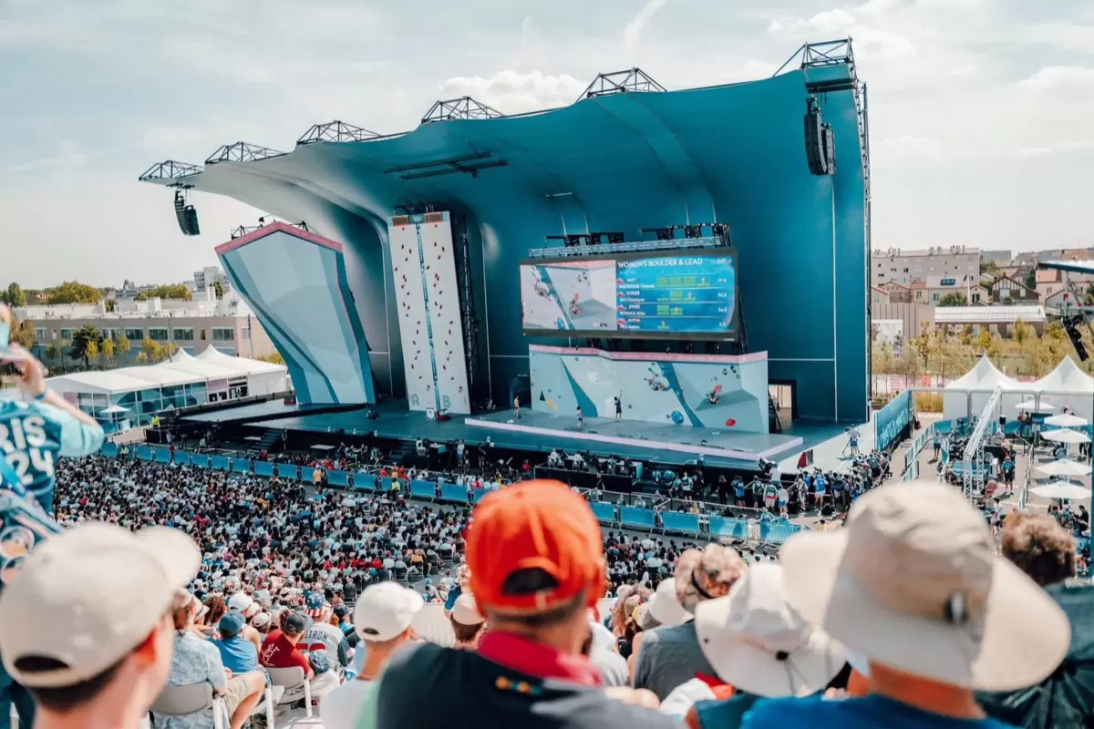 Kletterarena der Olympischen Spiele Paris 2024 in Le Bourget, davor Zuschauer auf den Rängen Kletterarena der Olympischen Spiele Paris 2024 in Le Bourget, davor Zuschauer auf den Rängen