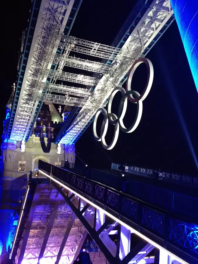 Olympische Ringe an der Tower Bridge in London bei Nacht Olympische Ringe an der Tower Bridge in London bei Nacht
