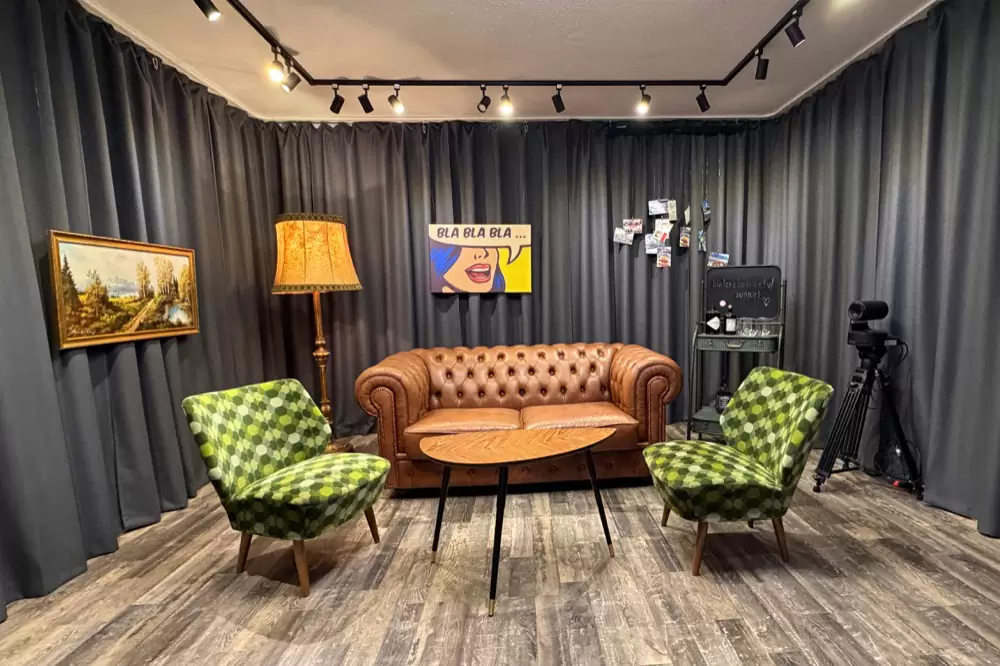 Das Hinterzimmer-Studio mit Chesterfield-Sofa, grünen Sesseln und Kameras Das Hinterzimmer-Studio mit Chesterfield-Sofa, grünen Sesseln und Kameras
