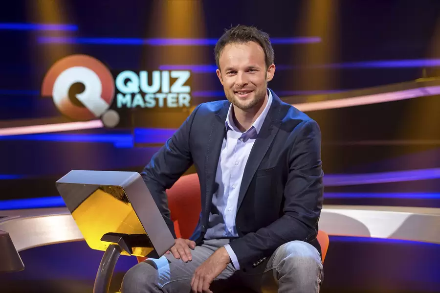 Florian Rudig im blau beleuchteten TV-Studio der ServusTV-Quizshow Quizmaster Florian Rudig im blau beleuchteten TV-Studio der ServusTV-Quizshow Quizmaster