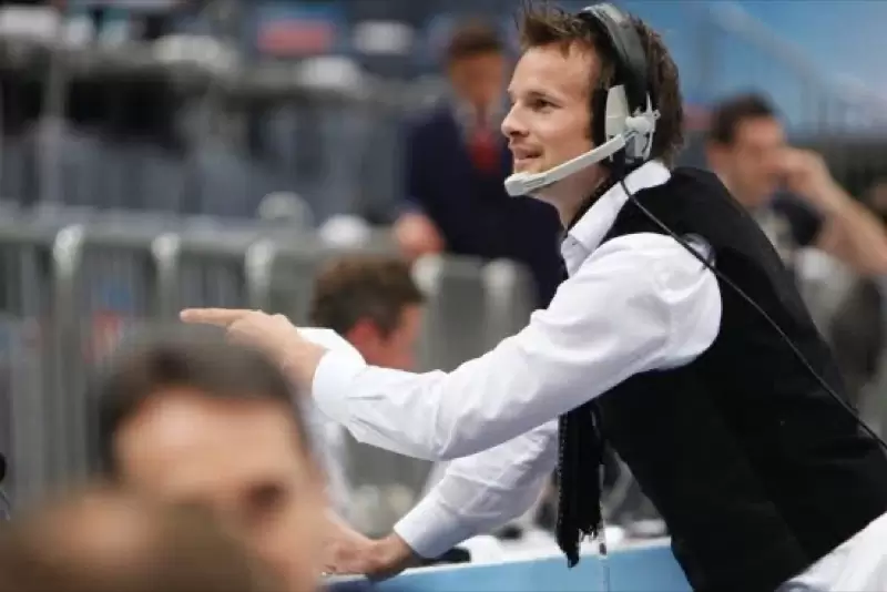 Florian Rudig als Showcaller mit Headset, er gibt dem Team ein Zeichen
