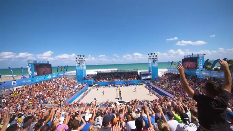 Vorschaubild: Fans reißen im Beachvolleyball-Stadion am Meer die Arme hoch
