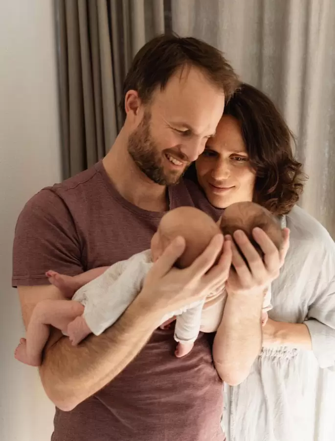 Florian Rudig und seine Partnerin halten ein neugeborenes Baby im Arm Florian Rudig und seine Partnerin halten ein neugeborenes Baby im Arm