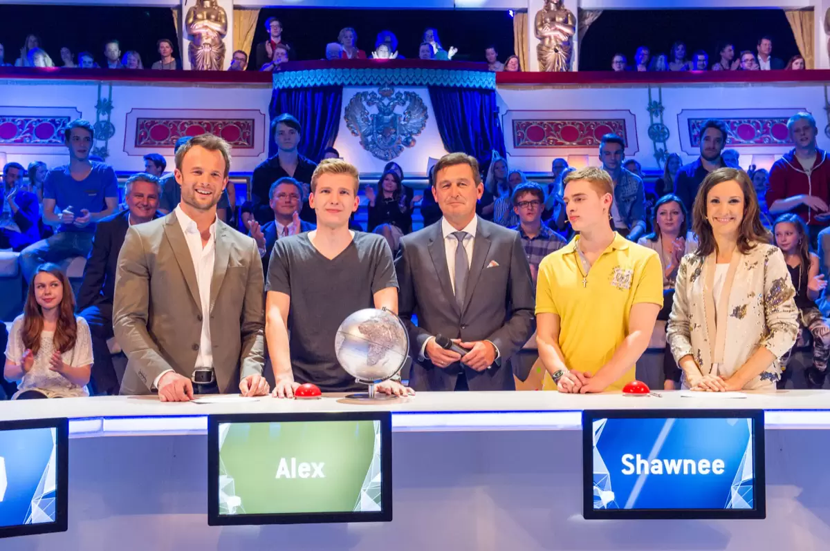 Florian Rudig mit den Finalisten der YPD Challenge am Kandidatenpult im ServusTV-Studio Florian Rudig mit den Finalisten der YPD Challenge am Kandidatenpult im ServusTV-Studio